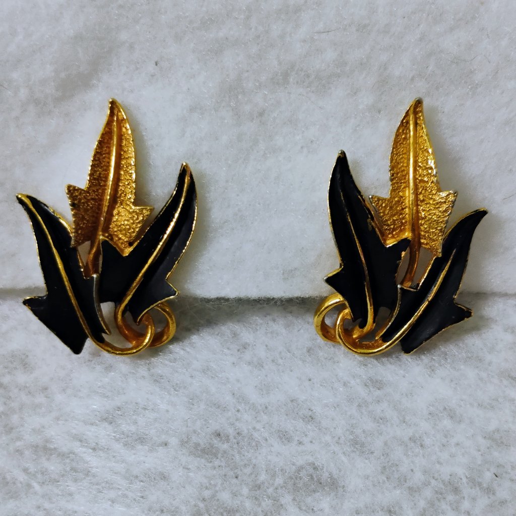 Mode Art Goldtone With Black Earrings (251)